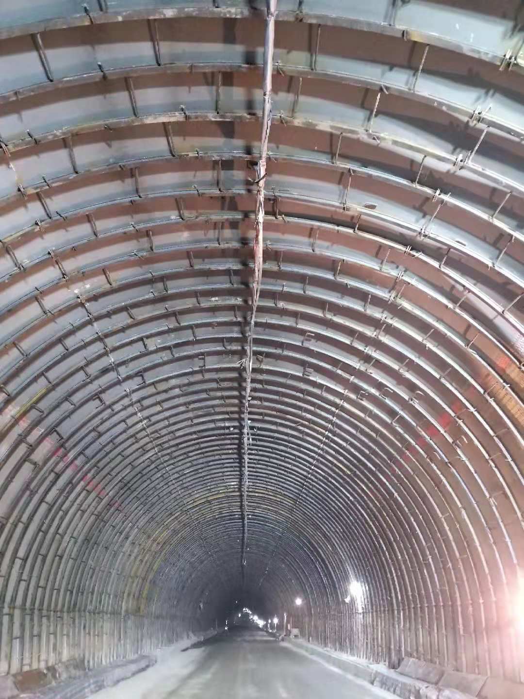 甘肅折達(dá)公路張家塬隧道二襯加固輕軌套拱施工效果圖