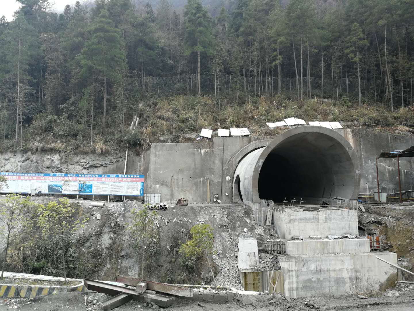 隧道二襯強(qiáng)度不足二襯拱頂欠厚環(huán)切拆換作業(yè)