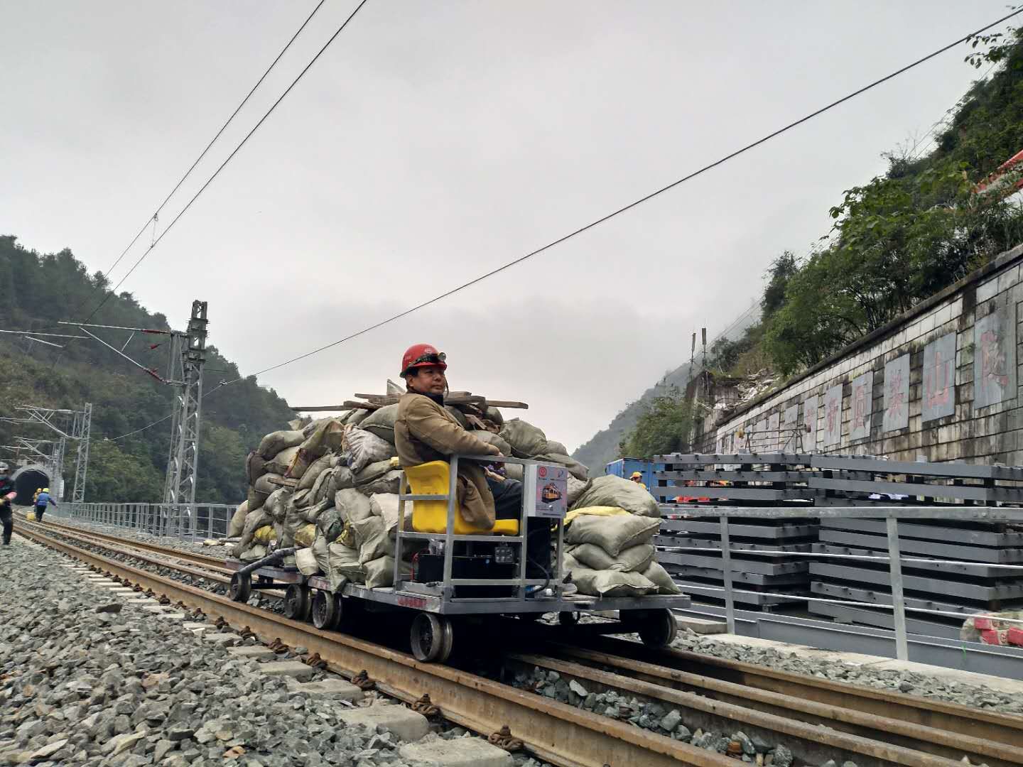隧治新能源軌道車既有線施工現(xiàn)場(chǎng)
